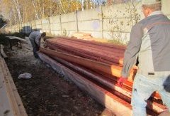 Погружение компонента стропильной системы в защитный раствор Погружение компонента стропильной системы в защитный раствор